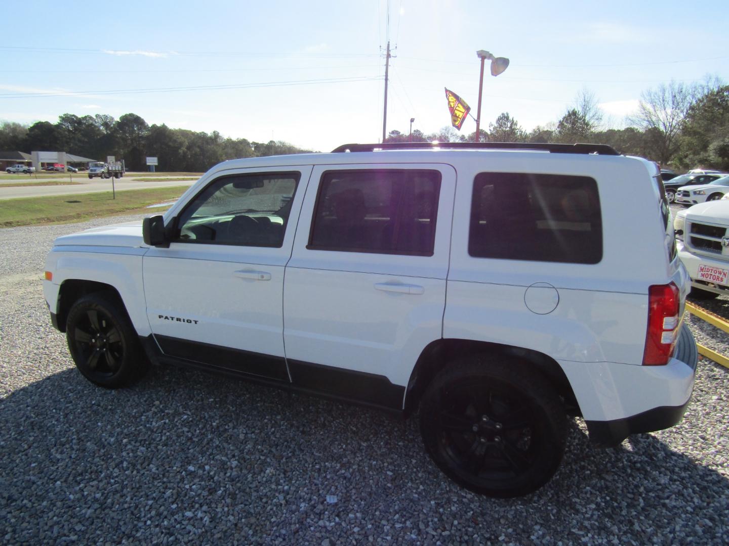 2015 White /Gray Jeep Patriot Sport 2WD (1C4NJPBA2FD) with an 2.0L L4 DOHC 16V engine, Automatic transmission, located at 15016 S Hwy 231, Midland City, AL, 36350, (334) 983-3001, 31.306210, -85.495277 - Photo#5